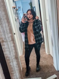 Midsize Flannel Outfit, Outfits With Black Timberlands, Flannel Women’s Outfit, Flannel And Sweatshirt Outfit, Sweatshirt And Flannel Outfit, Flannel And Hoodie Outfit, Flannel Hoodie Outfit, Winter Outfit With Jeans, Fall Concert Outfit Night