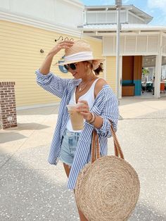 Beach Inspired Outfits Women, Outfit Idea For Beach, Beach Styling Outfit, Holiday Pool Outfit, Benidorm Outfit Ideas, Travel Beach Outfit, Cute Summer Outfits Colorful, Pool Styles Outfit