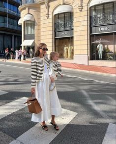 French Pregnancy Style, Modest Maternity Photos, Pregnant Outfits Summer, Pregnancy Fits, Rich Mom, Maternity Chic, Mum Fashion, Stylish Maternity Outfits, Kids Ootd