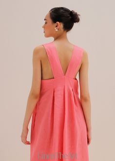 Unser exquisites ROSE Origami Leinenkleid ist ein Meisterstück der Handwerkskunst. Dieses Kleid hat eine komplizierte Origami-Form mit sorgfältig plissierten Details auf der Vorderseite, die ein einzigartiges und auffälliges Design schaffen, das es auszeichnet. Perfekt für besondere Anlässe, dieses Kleid ist nicht nur ein Hochzeitsgastkleid; Es ist eine ideale Wahl für die Heimkehr und ein anmutiges Abschlusskleid für Frauen. Für einen zusätzlichen Hauch von Eleganz kombinieren Sie es mit einem Graduation Dress For Women, Intricate Origami, Wedding Guest Dress Fall, Grace Rose, Origami Dress, Dress Geometric, Fall Wedding Guest Dress, Geometric Dress, Fall Clothing