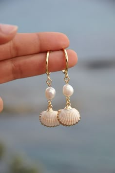 Cheap Beach Season Earrings, Cheap Summer Beach Earrings, Beachy Jewelry, Preppy Jewelry, Seashell Jewelry, Summer Earrings, Jewelry Accessories Ideas, Summer Earring, Pearl Hoop Earrings