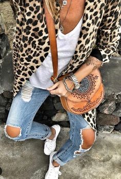 Yes to these distressed jeans! And I'm also loving the leopard jacket! Denim Ootd, 2019 Outfits, Looks Street Style, Instagram Outfits, Outfits Summer, Ripped Jeans