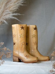 Amazing Sendra boots with stars We offer FREE SHIPPING on our website www.dandelie.com For any questions, please don't hesitate to ask! We're happy to help! Follow us on instagram: @dandeliethelabel or find the full collection at our website www.dandelie.com 🌼✨ Size chart EURUSUK 36 6. 4 37 6.54.5 38 7 5 39 8 6 40 9 7 41 9.57.5 42. 10 8 Star Boots, Bohemian Soul, Heel Caps, Western Cowgirl, 70s Vintage, Rubber Heels, Cowgirl Boots