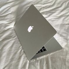 Macbook Silver Aesthetic, Macbook Air M1 Silver Aesthetic, Silver Macbook Air Aesthetic, Macbook Air M2 Silver, Apple Laptop Aesthetic, Silver Macbook Air, Macbook Pro Aesthetic, Macbook Air Aesthetic, Silver Macbook