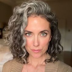 Short Wavy Hair Ideas, Greyish Blonde Hair, Gray Highlights Brown Hair, Brown Hair Going Grey, Secret Hair Color, Brown Hair With Silver Highlights, Wavy Hair Ideas, Grey Brown Hair, Grey Blending