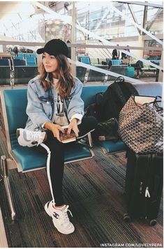 What To Wear To The Airport Sarah Knuth, Comfy Airport Outfit, Airport Travel Outfits, Looks Adidas, Flight Outfit, Cute Travel Outfits, Comfy Travel Outfit, Airplane Outfits, Fashion Travel Outfit