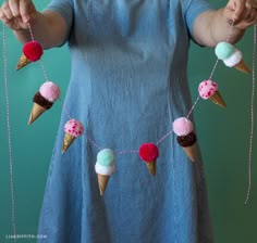 Ice Cream Cone Craft, Pompon Diy, Pom Crafts, How To Make A Pom Pom, Diy Pom Pom, Cones Crafts, Pom Pom Crafts, Pom Pom Garland, Gift Toppers