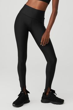 7/8 High-Waist Airlift Legging - Black | Alo Yoga Fall Leggings, Flared Leggings, Womens Capris, Cool Jackets, Alo Yoga, Long Sleeve Crop Top, Bra Tops, The Streets, Short Tops