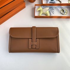 Jige elan 29cm clutch, ck37 golden brown original swift calfskin, sheepskin lining Hermes Jige, Hermes Clutch, Lv Purse, Lv Shoes, Lv Handbags, Lv Belt, Lv Wallet, Basket Bag, Brown Silver