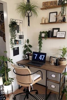 Industrial desk in a home office with lots of green plants Outfit Office, Vinyl Decor, Study Room Decor, Room Makeover Inspiration, Vintage Vinyl, Cozy Room