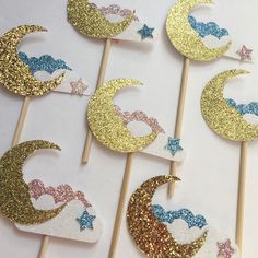 there are some cupcake toppers with stars and moon on them