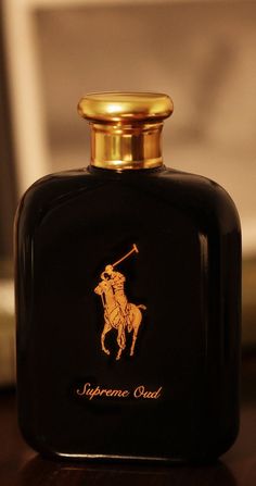 Trouvez le bon accord avec le parfum Polo Supreme Oud de Ralph Lauren. Les essences suprêmes de Polo sont un nouveau style de parfums pour hommes extrêmement puissants et naturellement élégants qui rassemblent les ingrédients les plus emblématiques, précieux et enivrant de la palette du parfumeur. Ces essences peuvent être portées individuellement ou combinées pour les personnaliser et affirmer votre identité. Fragrance Bar, Oud Fragrance, Oud Perfume, Fashion Words, Men's Fragrance, Antique Perfume