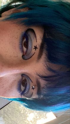 Space Makeup Looks Easy, Makeup With Blue Hair, Graphic Eyeliner Star, Cool Makeup Looks Creative Eyeliner, Cool Eyeliner Makeup, Alt Blue Makeup, Simple Space Makeup, Green Star Makeup, Creative Eye Makeup Hooded Eyes