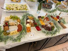 Letter charcuterie for a baby shower 👶 Baby Shower Charcuterie Board Ideas, Baby Shower Charcuterie Board, Breakfast Brunch Party, Baby Shower Fruit, Wildflower Baby Shower, Coed Baby Shower