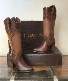 Jaripeo Shoes, Cuadra Boots Women, High Heeled Cowboy Boots, Unique Boots For Women, Cuadra Boots Women Outfit, Boots Vaqueras, Outfits With Cowboy Boots For Women, Outfits With Cowgirl Boots, Cuadra Boots