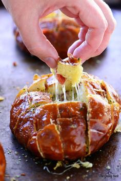 Bloomin' Pretzel Cheese Bread - The Gunny Sack Pull Apart Cheese Bread, Pizza Balls, Pretzel Cheese, Pretzel Bun, Cheese Bread Recipe, Pizza Dip, Bowl Party Food, Superbowl Snacks, Superbowl Party Food