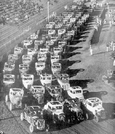 an old black and white photo of many cars