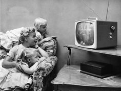 14 Historical Photos That Show the Evolution of Television From the 1920s Through the 1970s ~ vintage everyday Television Set, Yahoo News, Vintage Tv, Fire Tv, Old Tv, Public Service, Photo Archive, Historical Photos, Smart Tv