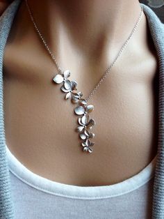 Как добавлять в образ украшение: колье: upryamka — ЖЖ Cascade Necklace, A Necklace, Pretty Jewellery, Helpful Tips, Gift Wedding, Bling Bling, Gift Necklace, Body Jewelry, Beautiful Necklaces