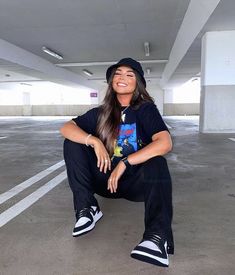 Streetwear Poses, Dunk Outfit, Streetwear Photoshoot, Look Legging, Streetwear Inspiration, Oversized Outfit, Foto Poses, Tomboy Outfits, Tomboy Style Outfits