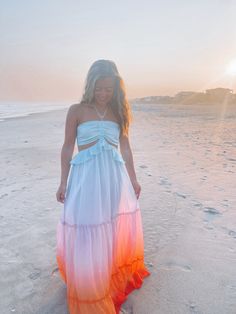 This beautiful ombre maxi is perfect for any tropical vacay or honeymoon! ☀️ Beachy Prom Dress, Vancouver Photoshoot, Preppy Summer Dress, Beachy Maxi Dress, Beach Family Photoshoot, Hawaii Fits, Summer Honeymoon, Barbados Wedding, Spring Break Dress