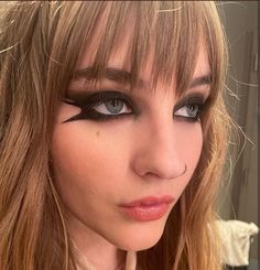 Queen Band Makeup, Glam Rock Eye Makeup, Rock Star Makeup Eye, 80s Rocker Makeup, Maneskin Concert Outfit, Rock And Roll Makeup, Rock Concert Makeup, Rock Star Makeup, Glam Rock Makeup