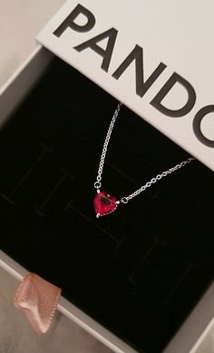 Funkelnder Herzförmiger Strahlenkranz Collier-Halskette#necklace #jewlery #heart #pandora #valentines #ruby #aesthetic #accessories Pandora Necklace Aesthetic, Pandora Red Heart Necklace, Red Heart Necklace, Pandora Necklace, Pandora Hearts