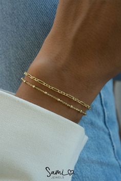 A pin of dainty bracelets. Minimalist Bracelet Gold, Dainty Bracelets Gold, Minimalist Jewlery, Layering Bracelets, Jewelry Everyday, Gold Bracelet Simple, Dainty Gold Bracelet, Bracelets Gold