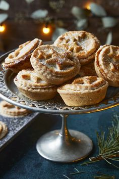 A metal cake stand with a pile of golden mince pies with star shapes on their lids Mince Pie Pastry, Orange Slice Christmas, Christmas Sweet Snacks, Mince Pies Recipe, Christmas Bake Sale, Country Cottage Christmas, Guest Recipes, Dessert Platters