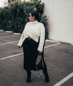 Skirt Winter Outfit Plus Size, Paris Outfit Ideas Winter Plus Size, Skirt And Sweater Outfit Plus Size, Nyc Plus Size Winter Outfits, Quiet Luxury Plus Size, Look Frio Plus Size, Long Skirt Outfits Plus Size, Winter Long Skirt Outfit