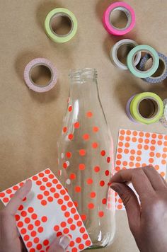 Un mariage et tout plein de petits pois ! - Mariage.com Flower Bottle, Diy And Crafts Sewing, Easter Flowers, Bottles And Jars, Crafts For Teens, Easter Diy, Diy Projects To Try, Craft Videos, Bottle Crafts