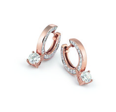 Solitaire earrings in 18ct rosegold from the L´eternita collection Earring Huggies, Mixed Metal Engagement Rings, Silver Pearl Jewelry, Earring Pearl, Jewelry Knowledge, Simple Jewellery, Earrings Opal, Bling Earrings, Diamond Necklace Designs