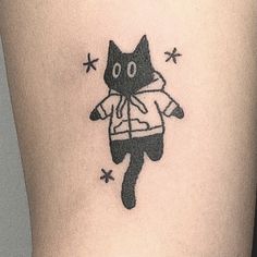 a black cat tattoo on the side of a woman's leg with stars around it