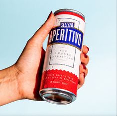 a person holding a can of beer in their hand with the caption seltzer apperitivo