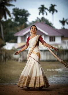 Kasavu Half Saree, Kerala Dhavani, Mehandi Dress, Kerala Saree Blouse, Saree Function, Choli Blouse Design, South Indian Wedding Saree