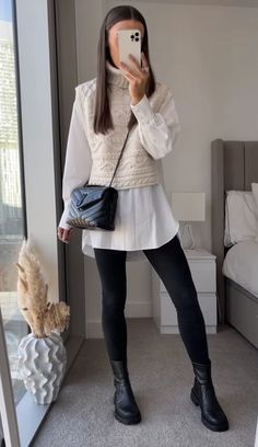 Outfit Botas, Sweater Vest Outfit, Winter Fashion Outfits Casual, Winter Leggings, Chic Sweaters, Vest Outfits, Autumn Outfit, Business Casual Outfits