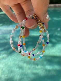 Two Color Bracelet, Cool Beaded Bracelets, Homemade Beaded Bracelets, Beaded Bracelet Patterns Tutorials, Cute Beaded Jewelry, Cute Beaded Bracelets, Beaded Bracelet Ideas, Bracelets Pretty, Cincin Diy