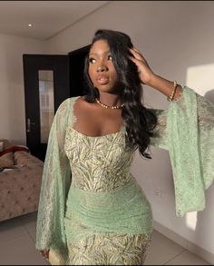 Senegal Dress Styles, Nigerian Attire For Women, Gold Lace Asoebi Styles, Soie Wax Model, Brocard Dress, Asoebi Styles Lace, Nigerian Traditional Dresses, Senegal Fashion, Nigerian Dress Styles