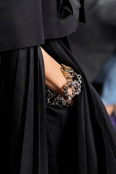 Spring 2023 Ready To Wear, 2023 Ready To Wear Collection, 2023 Ready To Wear, Spring 2023, Winter Fashion Outfits, Milan Fashion Week, Amazing Jewelry, New Black, Fashion News