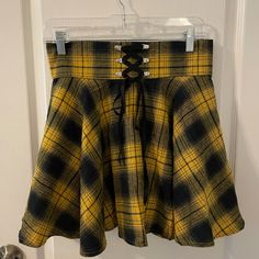 Slight High Waisted Yellow And Black Plaid Skirt. It Zips Up In The Back. It’s Not Stretchy Fabric, I’m 5’5 1/2 And It Stops About An 1.5 Inches Above My Knee. Size Medium Yellow Lace Skirt Outfit, Yellow Black Plaid Skirt, Yellow Flared Skirt For Fall, Yellow Plaid Skirt Outfit, Yellow And Black Outfit, Black And Yellow Outfit, Melody Piper, Skull Skirt, White Pleated Tennis Skirt