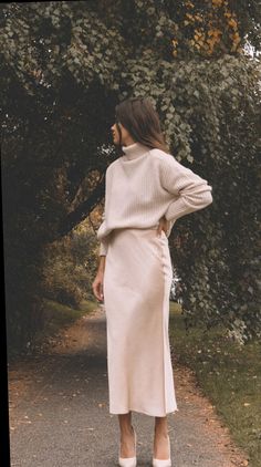 Minimal Stil, Sarah Butler, 2024 Aesthetic, Bias Cut Skirt, Mode Inspo, Fashion Fall, 가을 패션, Silk Skirt, Looks Style