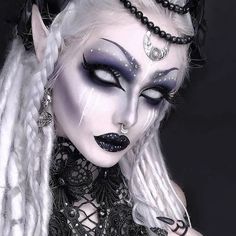 Maquillage Goth, Fantasy Make-up, Halloween Make-up Looks, Creepy Halloween Makeup, Halloween Makeup Inspiration, Halloween Tattoo, Black Makeup, Fx Makeup, Sfx Makeup