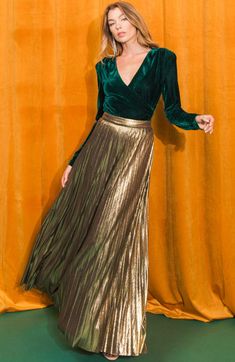 Simply Outfit, Golden Skirt, Flat Skirt, Wardrobe Planner, Antique Shopping, Accordion Pleats, Sparkle Skirt, Gold Skirt, High Waisted Pleated Skirt