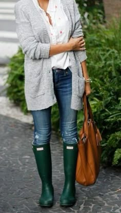 Fall outfit Green Hunter Boots, Rain Boot Outfit, Hunter Boots Outfit, Hunter Boot, Green Boots, Boating Outfit, Hunter Rain Boots, Cooler Look, Meryl Streep