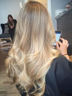 Hair Blond Balayage On Brown Hair Medium Length, End Of Summer Blonde Hair, Before And After Blonde Balayage, Warm Blonde Hair Balayage, California Blonde Hair Sun Kissed, Blended Blonde Hair, Canada Outfits, Warm Bronde Balayage, Rich Blonde