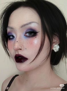 Eyebag Makeup Looks, Colorful Eyeshadow Makeup, Gothic Make Up Ideas, Midwest Emo Makeup, Cool Eye Makeup Looks, Blue Smokey Eye Tutorial, Vaporwave Makeup, Purple And Black Makeup, Dark Purple Makeup Looks