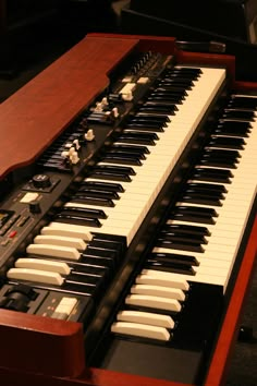 an electronic organ sitting on top of a wooden table