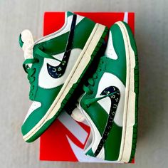 Lottery Dunks Nike Condition: Slightly Used Box Condition: Good Box Paper No Stink Lottery Dunks, Dunk Low Lottery Green, Nike Dunks Lottery, Box Paper, Dunks Nike, Boxing Conditioning, Nike Green, Men's Nike, Mens Shoes Sneakers