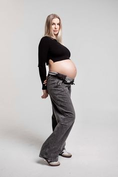 This maternity and nursing friendly crop sweater has a slim silhouette with a flattering crew neckline, extra long sleeves and side slits. Effortlessly chic and incredibly soft, LO+JAYNE's Maternity Crew Crop Top is designed to be shorter to drape over your bump and make it easy to nurse after pregnancy! Made from premium, luxe knit breathable fabric, this top provides the perfect blend of support and flexibility for both pregnancy and nursing. Its crop length and relaxed fit make it easy to pai Maternity Skirts, Modern Maternity, Maternity Outfit, Cute Maternity Outfits, Fun Baby, Asymmetric Neckline, Nursing Friendly, Post Pregnancy, Crop Sweater