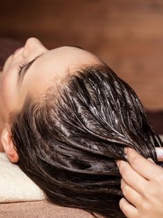 Косметолог массирует волосы на голове же... | Free Photo #Freepik #freephoto #girl #hair #beauty #spa Frizzy Hair Routine, Beauty Treatments Spa, Causes Of Hair Fall, Hair Fall Problem, Poofy Hair, Hair Massage, Long Lasting Curls, Home Remedies For Hair, Anti Dandruff Shampoo